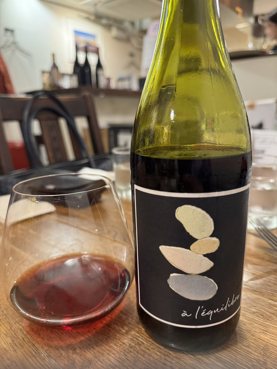 miyukikatori's tweet photo. 先日、出張の帰りに立ち寄った祖師ヶ谷大蔵の春風駘蕩で飲ませてもらったこのワイン。カベルネ・ソーヴィニヨンに2種類のPIWIがブレンド。薄うま系でかなり好み。オーガニック認証取得のヴァン・ド・フランス。#PIWI https://t.co/TrsT2rWIjH