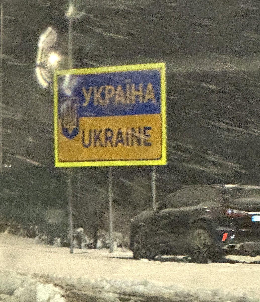 vladJavaScript's tweet image. України зустріла серьозним снігопадом і заметеними дорогами. В цих умовах білий X5 на дорогій зимовій гумі почував себе дуже стабільно на швидкостях 70-110 ❄️