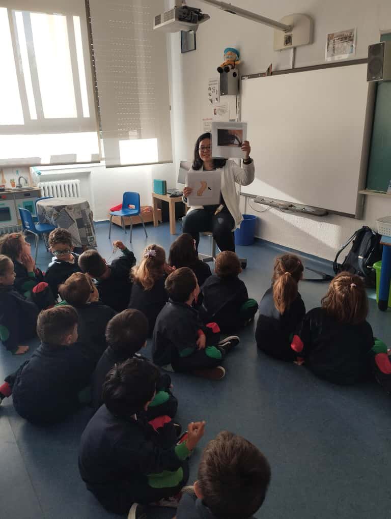 infantilarra's tweet image. Once a week, we have an English session with Jean, the native speaker. 
Through different games, songs and stories, Jean helps us to develop our English skills.
#english #auxiliardeconversación #nativa #somosclaretlarraona