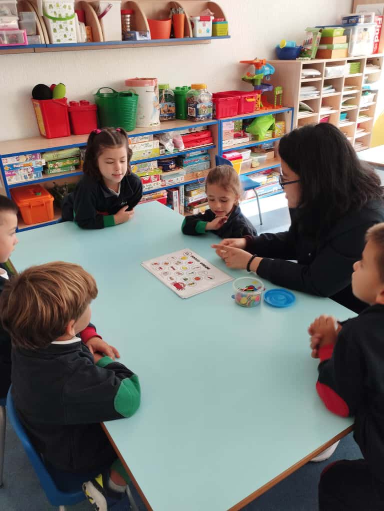 infantilarra's tweet image. Once a week, we have an English session with Jean, the native speaker. 
Through different games, songs and stories, Jean helps us to develop our English skills.
#english #auxiliardeconversación #nativa #somosclaretlarraona