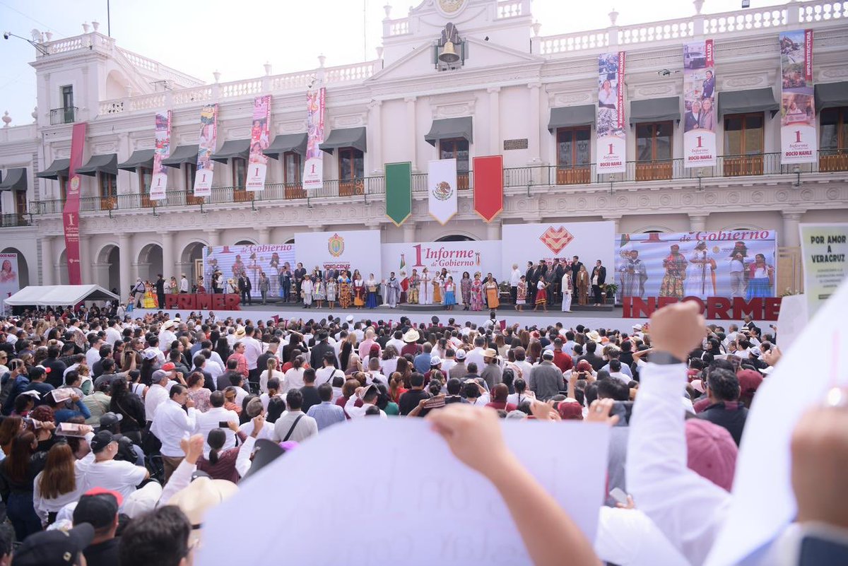 FGE_Veracruz's tweet photo. FISCAL GENERAL ASISTE AL PRIMER INFORME DE GOBIERNO DE LA GOBERNADORA CONSTITUCIONAL. https://t.co/o05bJTaD21 https://t.co/I6G9dIdIiF