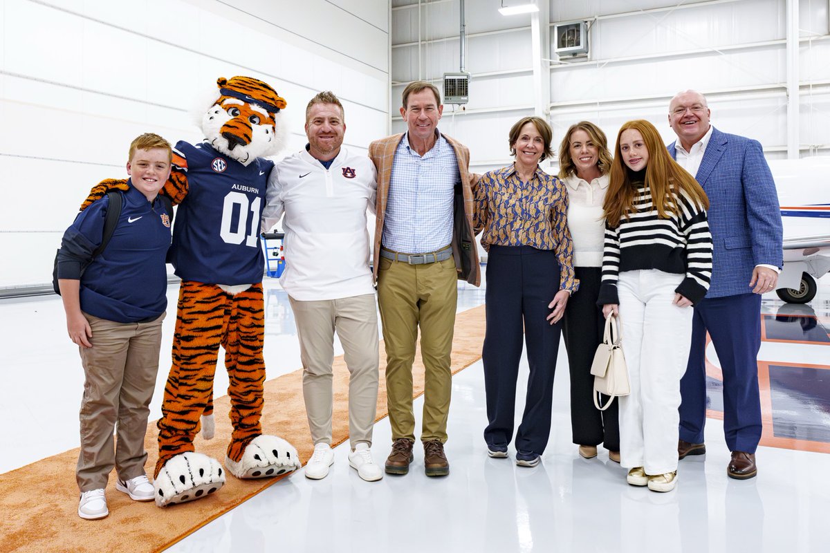 JohnCohenAD's tweet image. Thrilled to welcome @CoachGolesh, his wife Alexis and children Corbin and Barrett to the Auburn Family. 

Let’s get to work! #WarEagle
