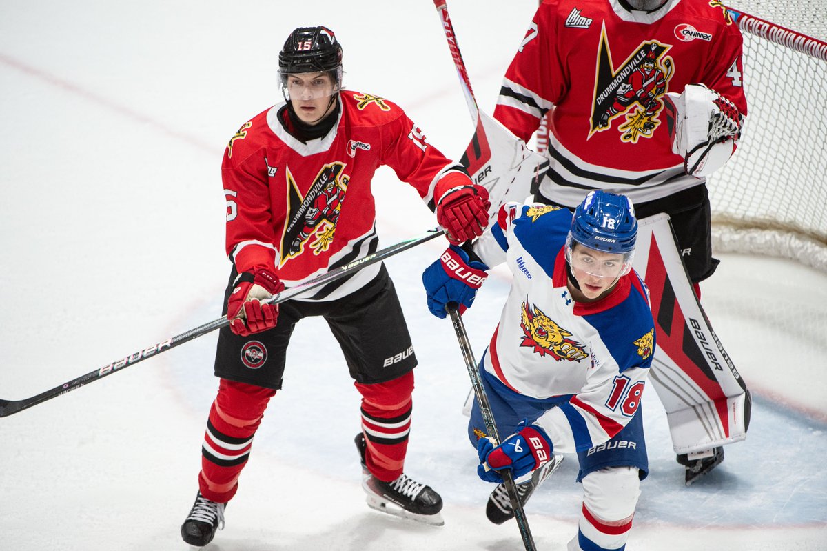 Un coup d'œil sur le magnifique uniforme rétro porté par les #Voltigeurs aujourd'hui. Il s'agit du troisième logo de l’histoire du club, celui de l'époque de Daniel Brière au milieu des années 1990. #Drummondville #LHJMQ