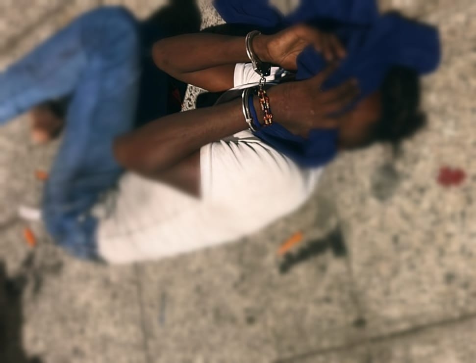 Informatech_ec's tweet image. #Guayaquil, agentes de la ATM detuvieron por la fuerza a un delincuente que intimidaba a transeúntes con un arma blanca. Los uniformados lo golpearon para desarmarlo y lograron neutralizarlo en la intersección de las calles Machala y Luis Urdaneta.

#Noticia