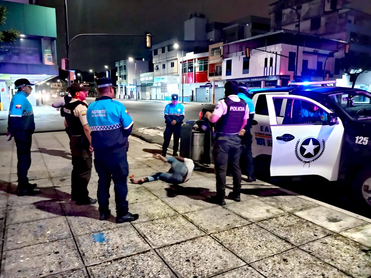 Informatech_ec's tweet image. #Guayaquil, agentes de la ATM detuvieron por la fuerza a un delincuente que intimidaba a transeúntes con un arma blanca. Los uniformados lo golpearon para desarmarlo y lograron neutralizarlo en la intersección de las calles Machala y Luis Urdaneta.

#Noticia