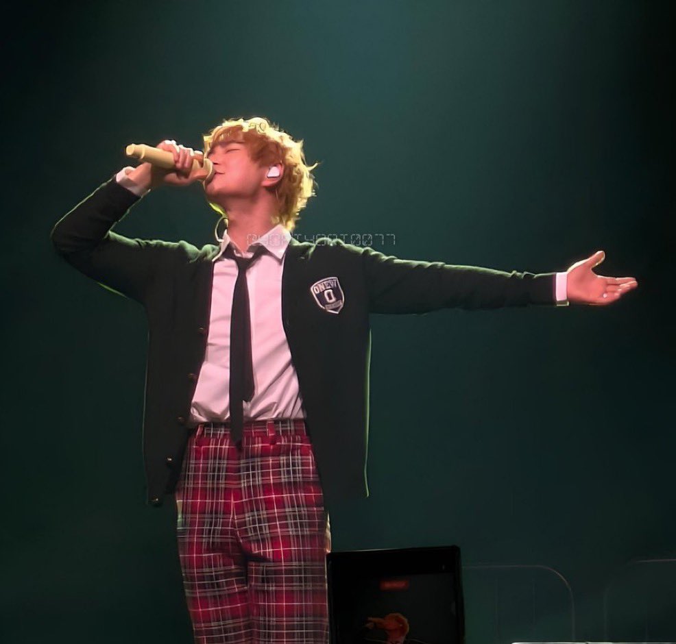 E8NZxlmFZmtpBzk's tweet image. BERLIN公演のタータンチェックのお衣装を見た時、何か見たような気がする…と考えていたら思い出しました❣️
こちらの💁‍♀️ミニスカ姿🤭
女の子になってもかわいい❤️
12月はオニュ君のセンイルやPOPUPも🐰🎄
毎日幸せに過ごしましょう*•.❥

#온유 #ONEW #オニュ　#オンユ