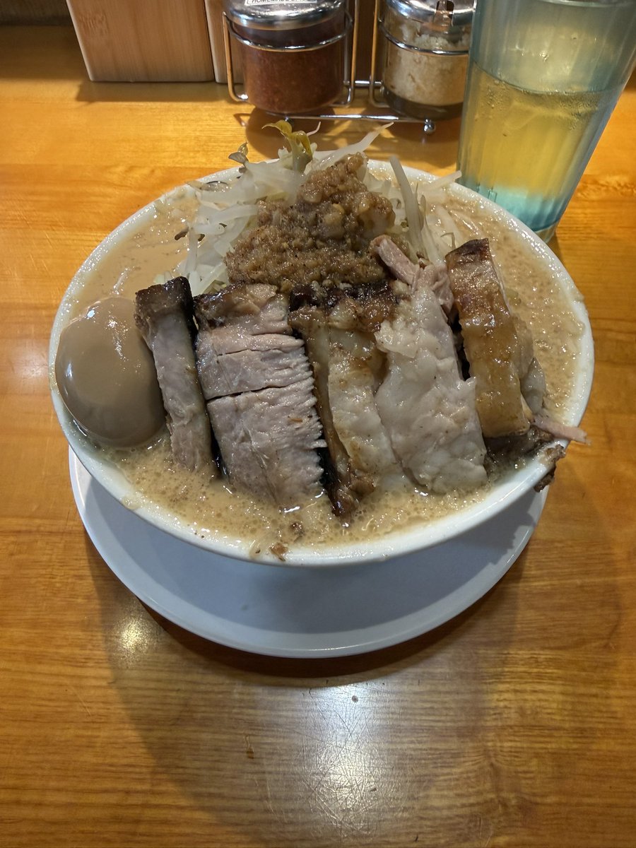 気になってた二郎系つじ田へ
まず器がちっちゃい(日本の小サイズな印象)
コールなんざもちろんないしニンニクは自分で載せろって感じだった
スープはアメリカド安定の何かが絶妙に足りない味
麺は他のつじ田と共用だから二郎系にしては物足りない
アメリカで二郎系食えても4000円はもう行かないかな