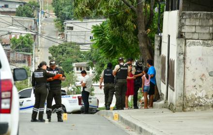 Informatech_ec's tweet image. #Guayaquil En el bloque 8 de Flor de Bastión, en Nueva Prosperina, sicarios armados con fusiles irrumpieron en una vivienda y dispararon contra quienes estaban dentro. Cinco murieron en el lugar y una sexta víctima falleció en un centro de salud. #Noticia