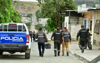 Informatech_ec's tweet image. #Guayaquil En el bloque 8 de Flor de Bastión, en Nueva Prosperina, sicarios armados con fusiles irrumpieron en una vivienda y dispararon contra quienes estaban dentro. Cinco murieron en el lugar y una sexta víctima falleció en un centro de salud. #Noticia