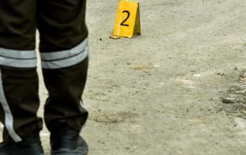 Informatech_ec's tweet image. #Guayaquil En el bloque 8 de Flor de Bastión, en Nueva Prosperina, sicarios armados con fusiles irrumpieron en una vivienda y dispararon contra quienes estaban dentro. Cinco murieron en el lugar y una sexta víctima falleció en un centro de salud. #Noticia