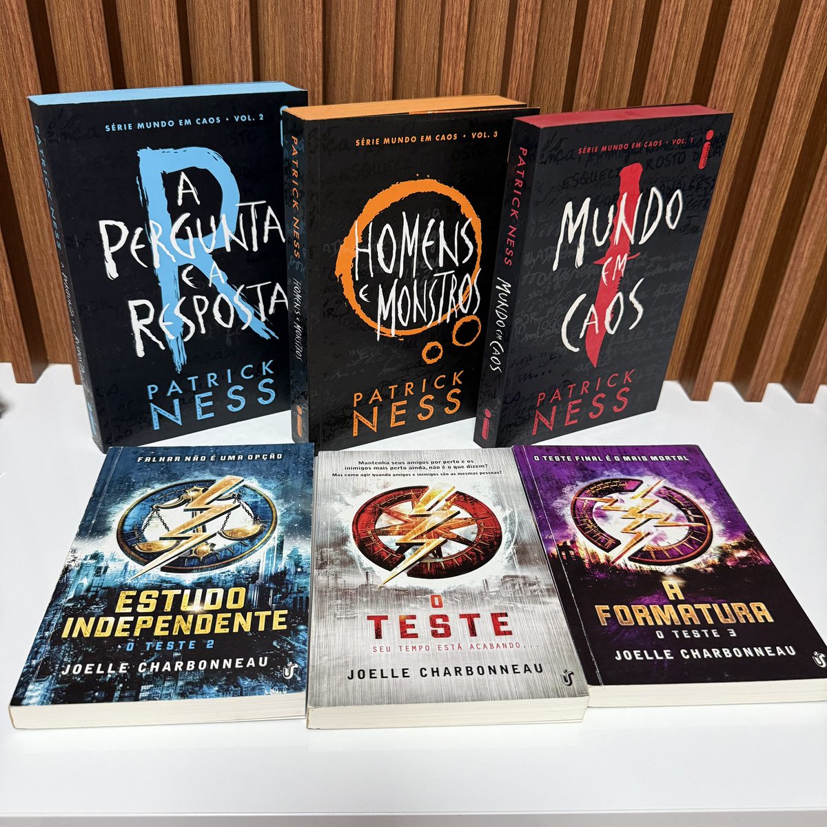 🍀🎄🪅SORTEIO NATAL🪅🎄🍀

Um ganhador leva SEIS obras distópicas de duas trilogias completas:

MUNDO EM CAOS
A PERGUNTA E A RESPOSTA
HOMENS E MONSTROS

O TESTE
ESTUDO INDEPENDENTE 
A FORMATURA

REGRAS:

1) REPOSTAR e CURTIR este tweet
2) Seguir <a href="/gramaturaalta/">GRAMATURA ALTA📚🏳️‍🌈</a> 

🗓️- Encerra dia