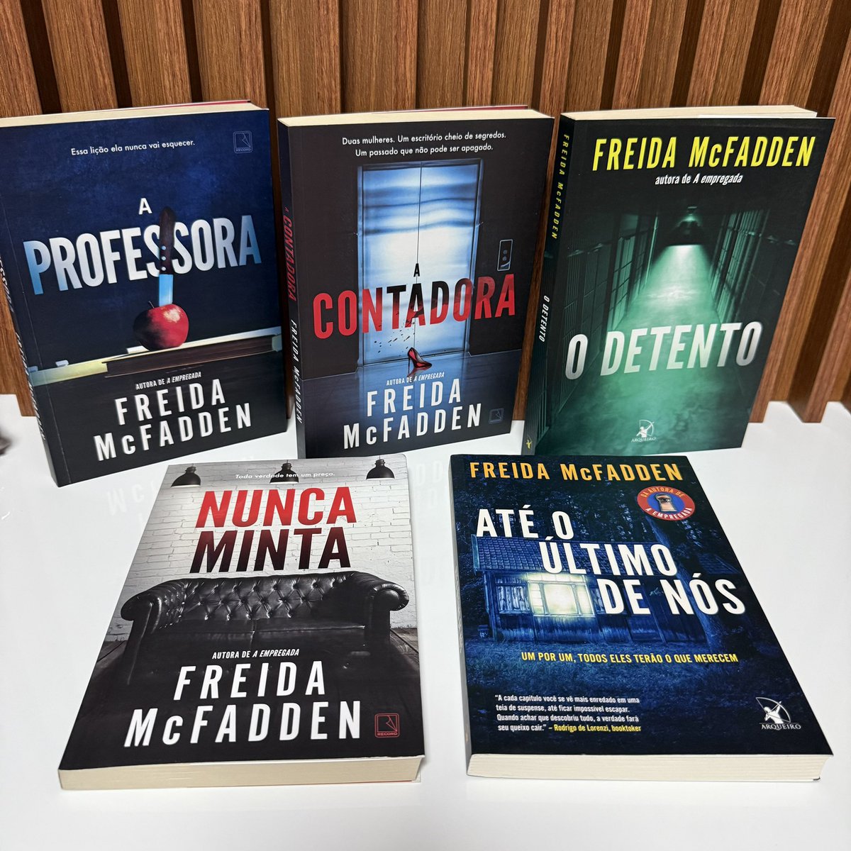 gramaturaalta's tweet image. 🍀🎄🪅SORTEIO NATAL🪅🎄🍀

Um ganhador leva CINCO obras de suspense e mistério da Freida McFadden:

A PROFESSORA
A CONTADORA
O DETENDO
NUNCA MINTA
ATÉ O ÚLTIMO DE NÓS

REGRAS:

1) REPOSTAR e CURTIR este tweet
2) Seguir @gramaturaalta 

🗓️- Encerra dia 10/12/2025