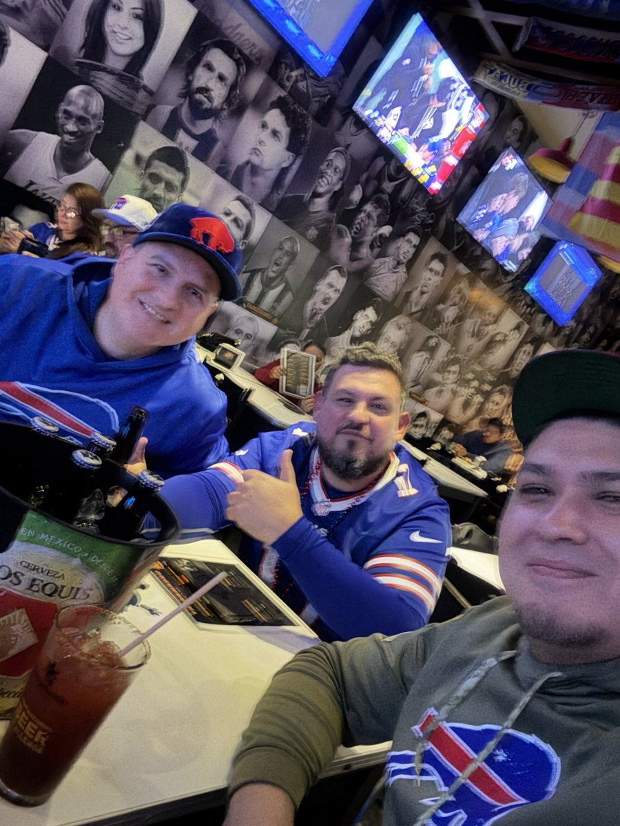 KarnalSanchez's tweet photo. #NFLENTELEVISA saludos a la Bills Mafia monterrey https://t.co/JmeO3dnfux