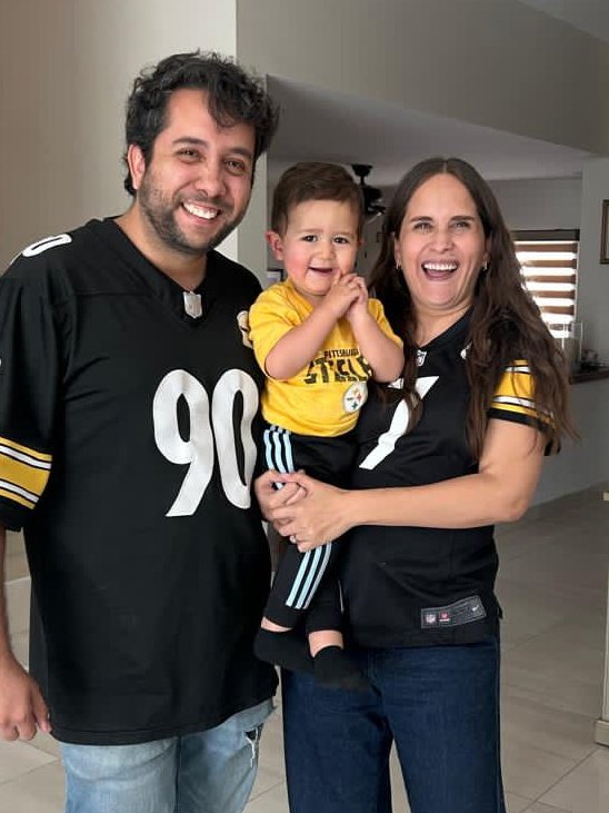 sergiobarrazap's tweet photo. #NFLENTELEVISA @TUDNMEX saludos de la familia Barraza Valenzuela #HereWeGo 💛💛 https://t.co/arTjQGi1Aa