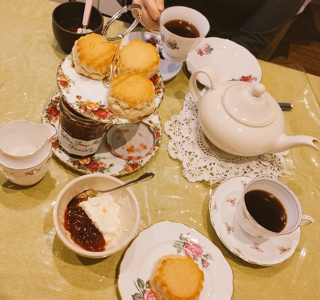 dizzydizzydrop's tweet photo. found an alternative for clotted cream in france so we can have cream teas again 'w'!!!!! love love https://t.co/TUh6QFqAA7