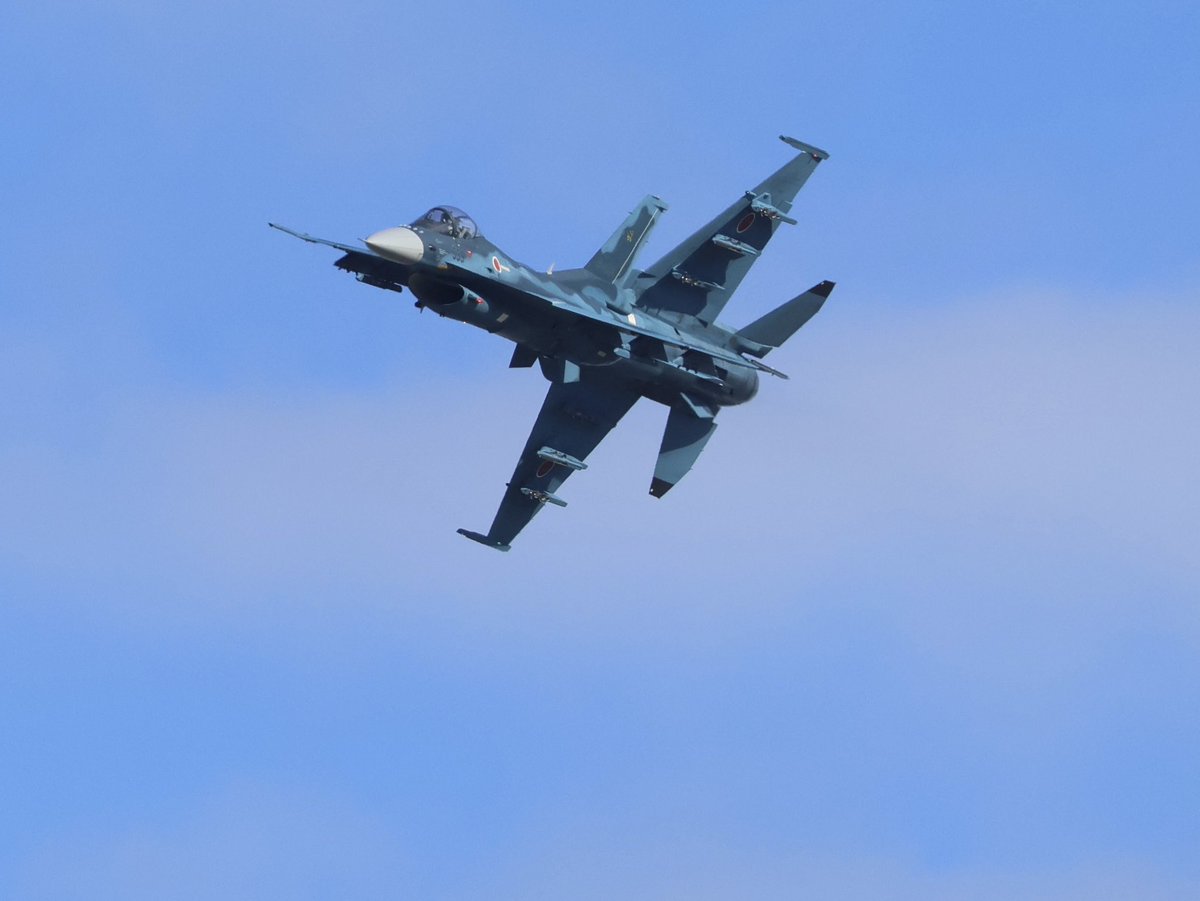 chisa2126's tweet photo. 名物の重なりをやっと撮ることができた〜。
1機かと思ったら近づくと2機だったことが多々あり手品を見ているようでした🪄。
#築城基地航空祭2025 https://t.co/XdohfFzTMT