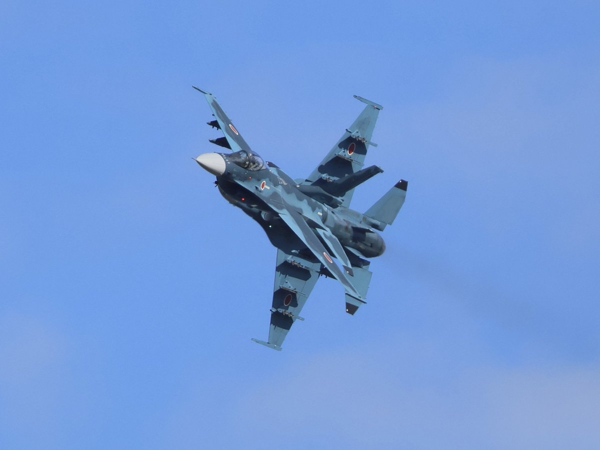 chisa2126's tweet photo. 名物の重なりをやっと撮ることができた〜。
1機かと思ったら近づくと2機だったことが多々あり手品を見ているようでした🪄。
#築城基地航空祭2025 https://t.co/XdohfFzTMT