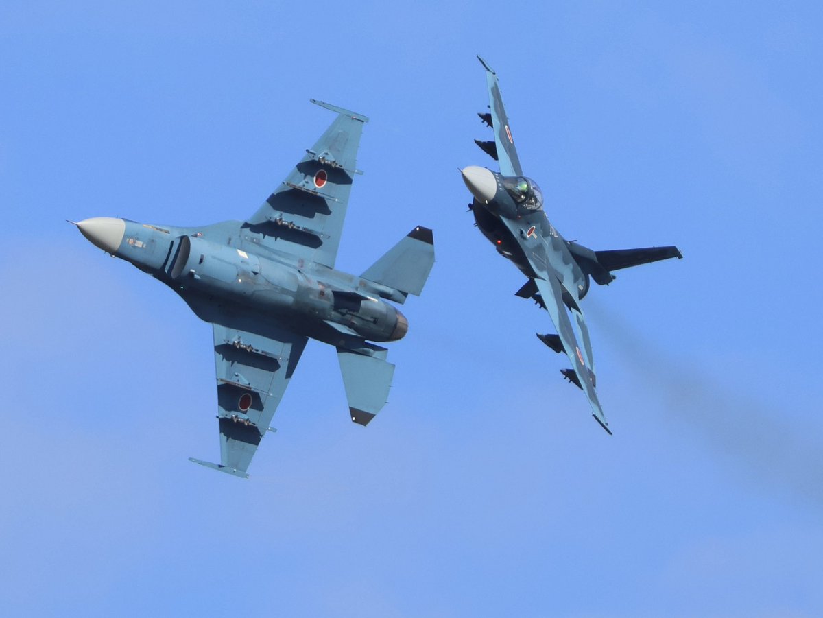 chisa2126's tweet photo. 名物の重なりをやっと撮ることができた〜。
1機かと思ったら近づくと2機だったことが多々あり手品を見ているようでした🪄。
#築城基地航空祭2025 https://t.co/XdohfFzTMT