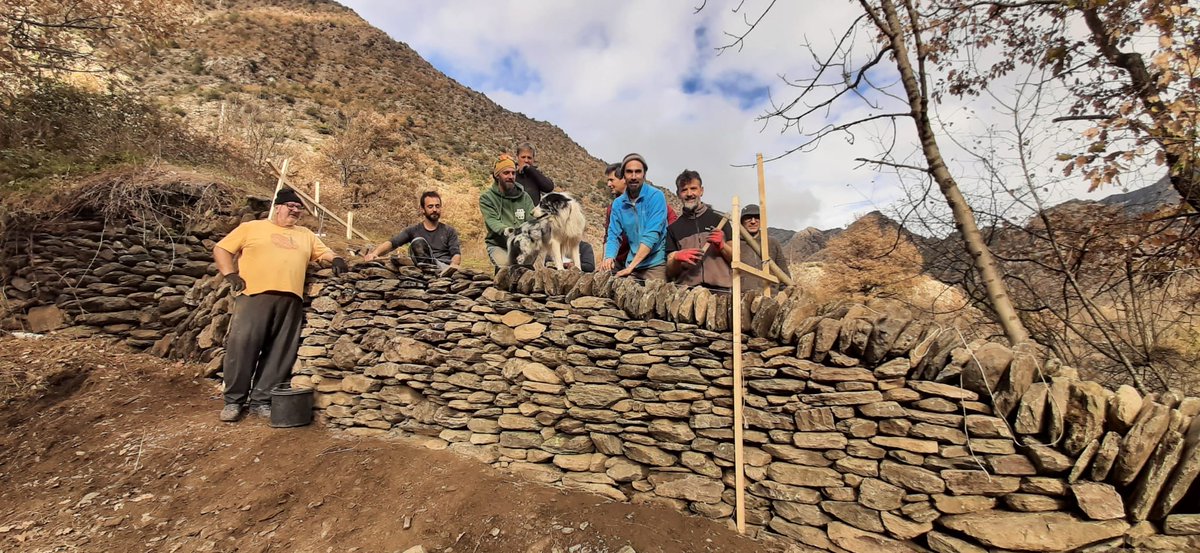 pnaltpirineu's tweet image. 🪨 Avui hem finalitzat el curs de #pedraseca al camí del Botanal d’Alins amb un mur de doble cara espectacular.
Fet conjuntament amb els Margers de Catalunya, @MuseudeCamins i amb la col•laboració de l’Ajuntament d’Alins.

👏 Felicitats a tots els participants!
#PNAltPirineu