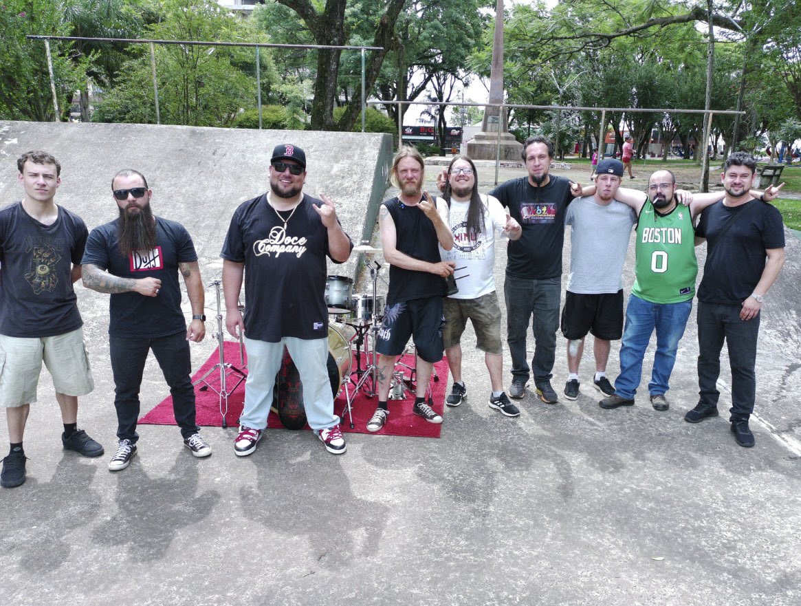 Marlon_Chorao's tweet image. Que time meus amigos! HellDog surgiu da união da galera do Metal com a galera do Skate muito antes de ser HellDog. Nada mais justo que unirmos todos de novo! Filmagens do clipe finalizadas! Muita expectativa por aqui! Dezembro tem show e lançamento! Bora! #Helldog