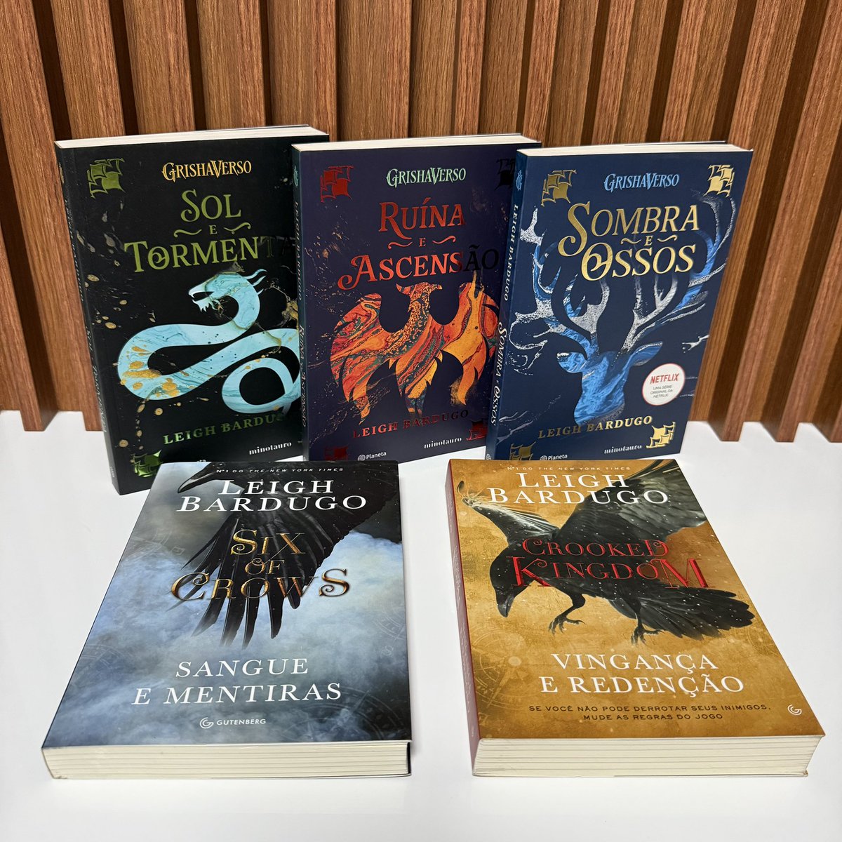 🍀🎄🪅SORTEIO NATAL🪅🎄🍀

Um ganhador leva CINCO obras da série GRISHA VERSO:

SOMBRA E OSSOS
SOL E TORMENTA
RUINA E ASCENÇÃO
SIX OF CROWS
CROOKED KINGDOM

REGRAS:

1) REPOSTAR e CURTIR este tweet
2) Seguir <a href="/gramaturaalta/">GRAMATURA ALTA📚🏳️‍🌈</a> 

🗓️- Encerra dia 10/12/2025