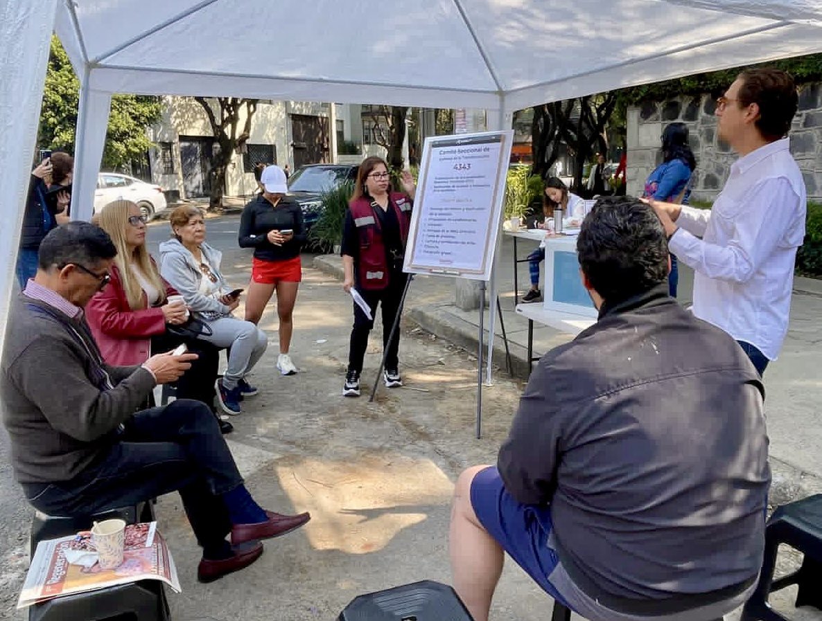 EstebanMMejia's tweet photo. Hoy instalamos el Comité Seccional 4343 de la col. del Valle Nte en la alcaldía #BenitoJuárez #CDMX.  Es un privilegio tener vecin@s tan conscientes y comprometid@s con su comunidad. ¡Gracias! 

#ComitésMorena #MorenaArrasa https://t.co/kG7DqT4OPV