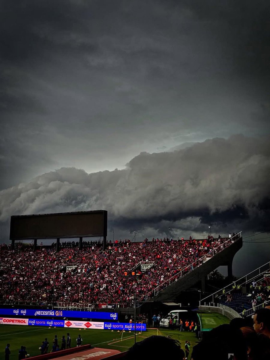 Así llegaba el frente de tormentas.🇵🇾⛈️
30/11/2025

Estadio Defensores del Chaco