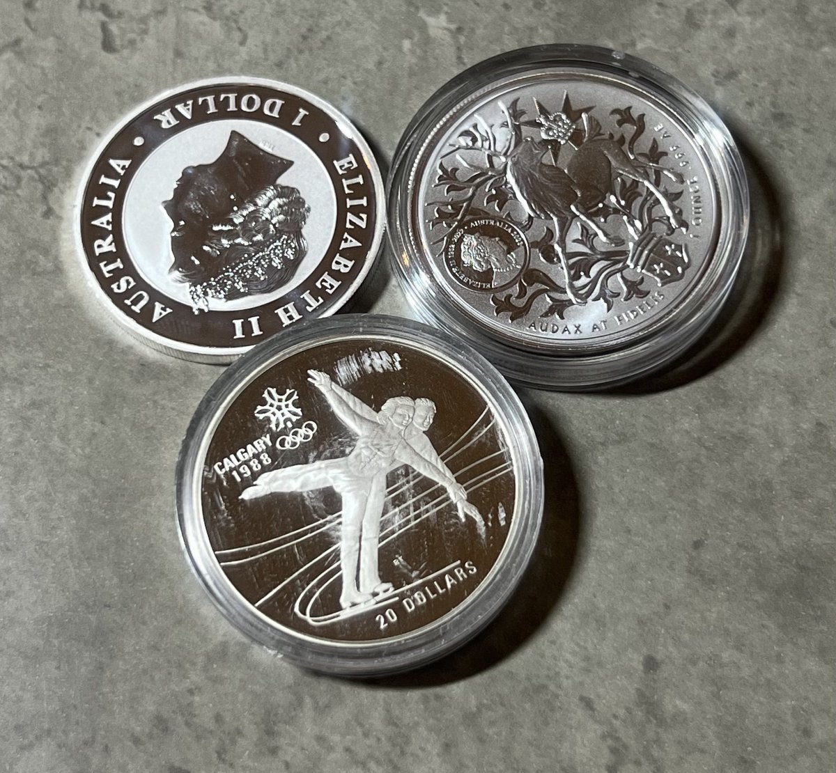 이 때 은화 코인 하나에 55달러에 샀는데 지금 100달러임 돌았나