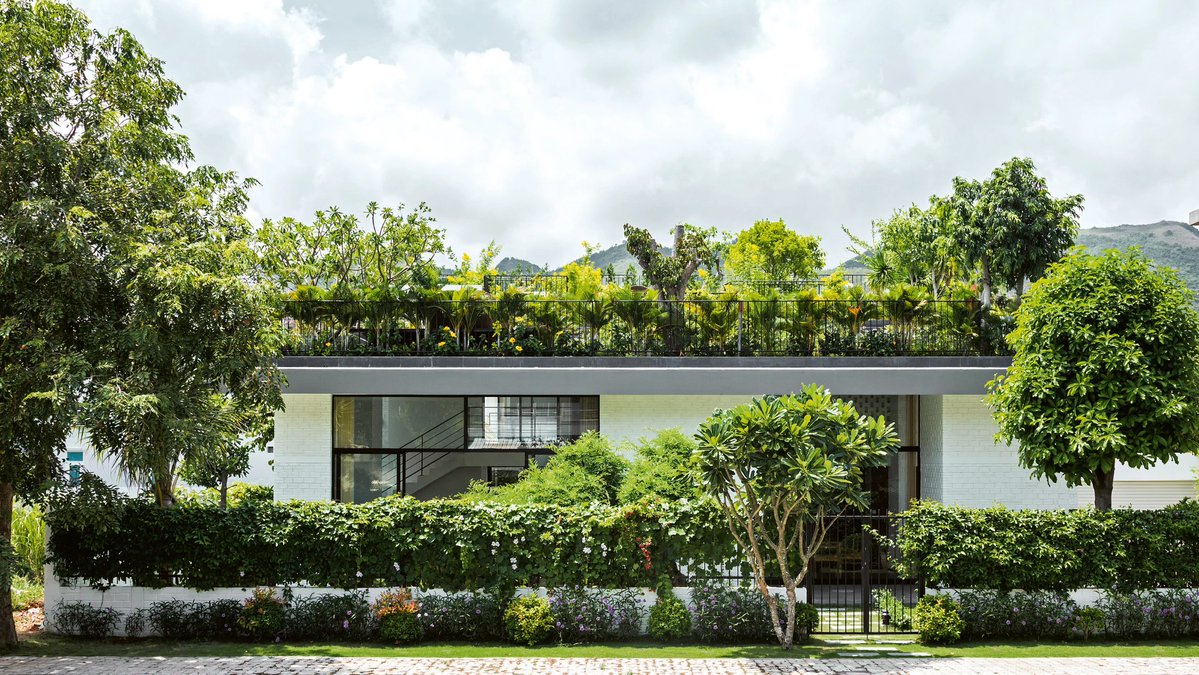 w_emerg's tweet image. Hoan House in Nha Trang by VTN Architects turns strict roofing codes into a poetic, stepped green-and-tile roofscape that blends architecture with the coastal mountains.
#HoanHouse #VTNArchitects #NhaTrang #VietnamArchitecture #GreenRoof #SteppedRoof #SustainableDesign #Coastal