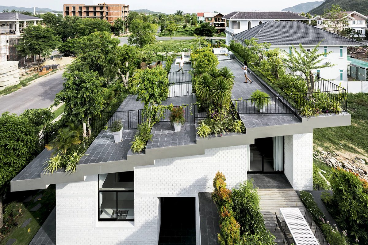 w_emerg's tweet image. Hoan House in Nha Trang by VTN Architects turns strict roofing codes into a poetic, stepped green-and-tile roofscape that blends architecture with the coastal mountains.
#HoanHouse #VTNArchitects #NhaTrang #VietnamArchitecture #GreenRoof #SteppedRoof #SustainableDesign #Coastal