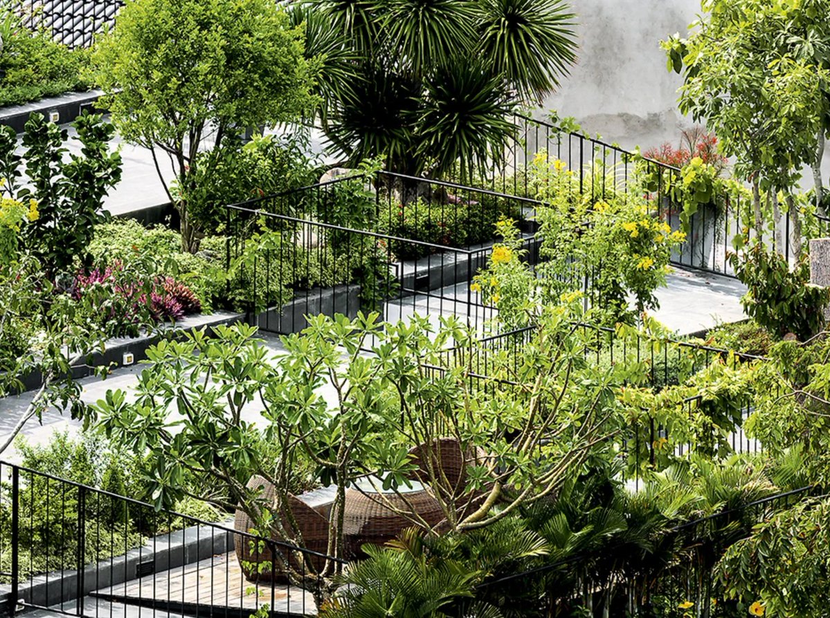 w_emerg's tweet image. Hoan House in Nha Trang by VTN Architects turns strict roofing codes into a poetic, stepped green-and-tile roofscape that blends architecture with the coastal mountains.
#HoanHouse #VTNArchitects #NhaTrang #VietnamArchitecture #GreenRoof #SteppedRoof #SustainableDesign #Coastal