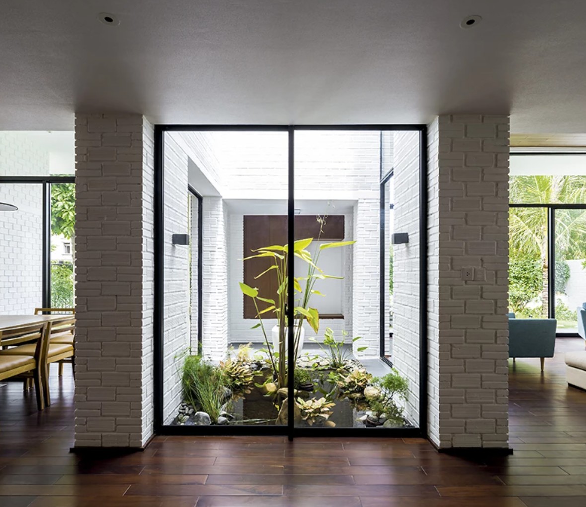 w_emerg's tweet image. Hoan House in Nha Trang by VTN Architects turns strict roofing codes into a poetic, stepped green-and-tile roofscape that blends architecture with the coastal mountains.
#HoanHouse #VTNArchitects #NhaTrang #VietnamArchitecture #GreenRoof #SteppedRoof #SustainableDesign #Coastal