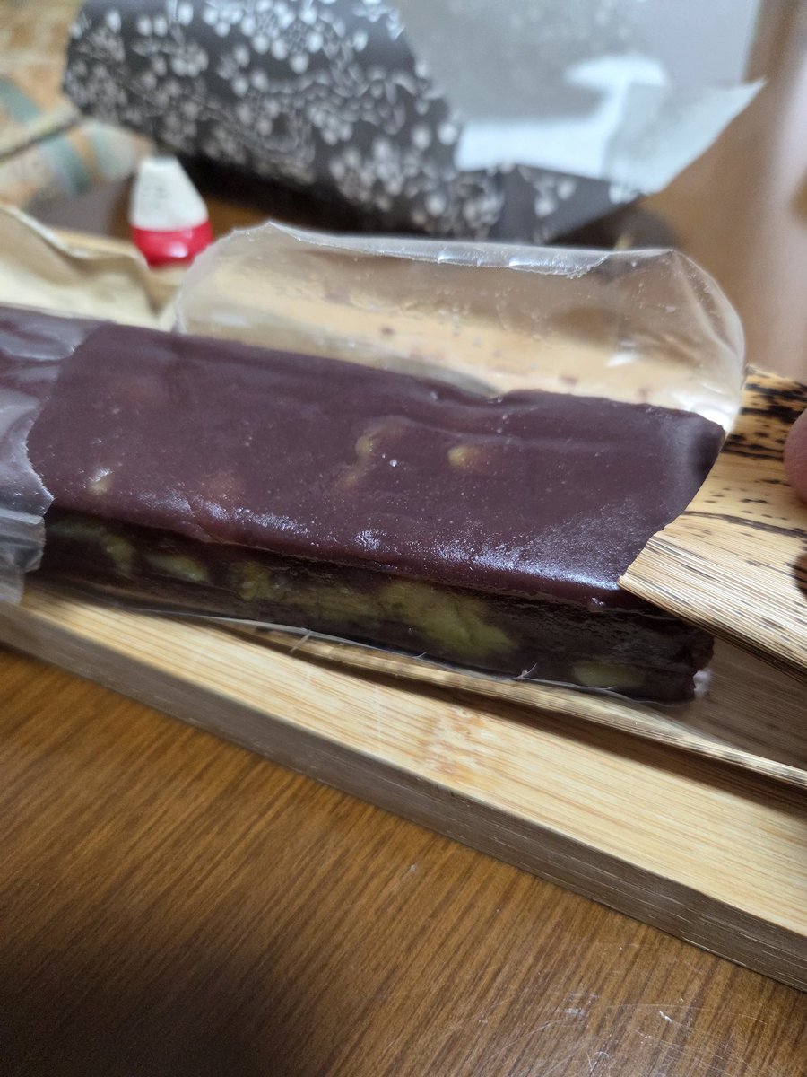 shukananko's tweet image. この秋出会った中で最大級に驚かされた一つが、この竹皮包みの｢栗蒸しようかん｣(1本税込み1080円）🤩店自体が完全予約制というレア度🌰。しっとり食感が想像超えで、歯がスッと入る感触の後に、極上のこし餡と栗がフワリと追いかけてくる。野趣ではなく、貴種の感動🤣（東京・永福町｢梅花亭｣）