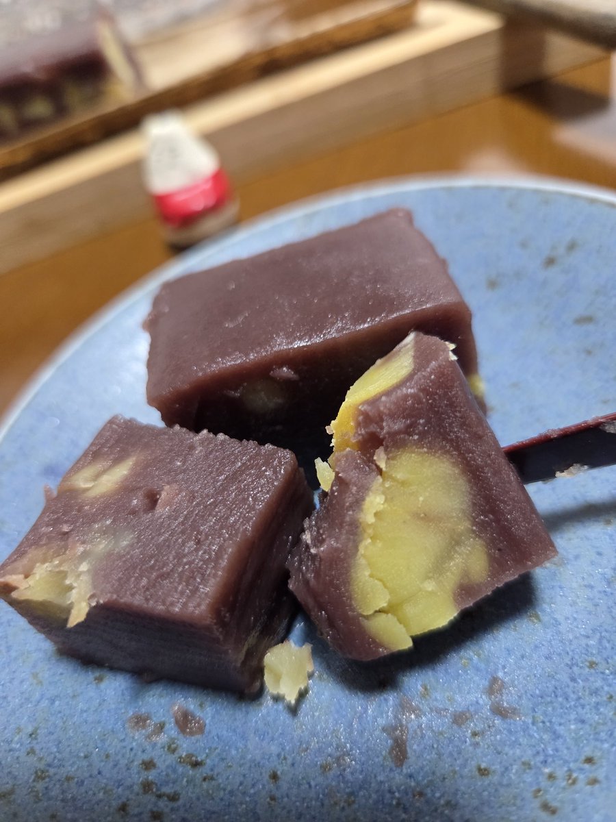 shukananko's tweet image. この秋出会った中で最大級に驚かされた一つが、この竹皮包みの｢栗蒸しようかん｣(1本税込み1080円）🤩店自体が完全予約制というレア度🌰。しっとり食感が想像超えで、歯がスッと入る感触の後に、極上のこし餡と栗がフワリと追いかけてくる。野趣ではなく、貴種の感動🤣（東京・永福町｢梅花亭｣）