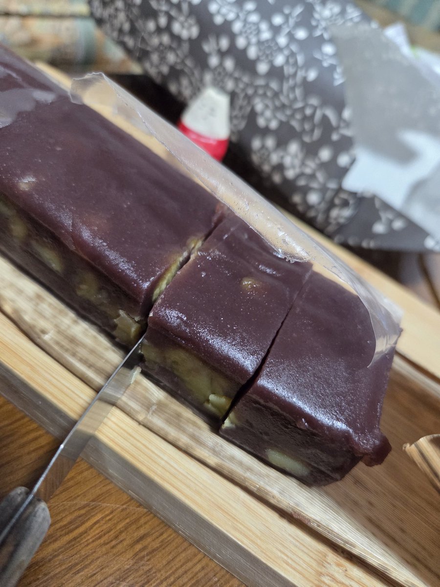 shukananko's tweet image. この秋出会った中で最大級に驚かされた一つが、この竹皮包みの｢栗蒸しようかん｣(1本税込み1080円）🤩店自体が完全予約制というレア度🌰。しっとり食感が想像超えで、歯がスッと入る感触の後に、極上のこし餡と栗がフワリと追いかけてくる。野趣ではなく、貴種の感動🤣（東京・永福町｢梅花亭｣）