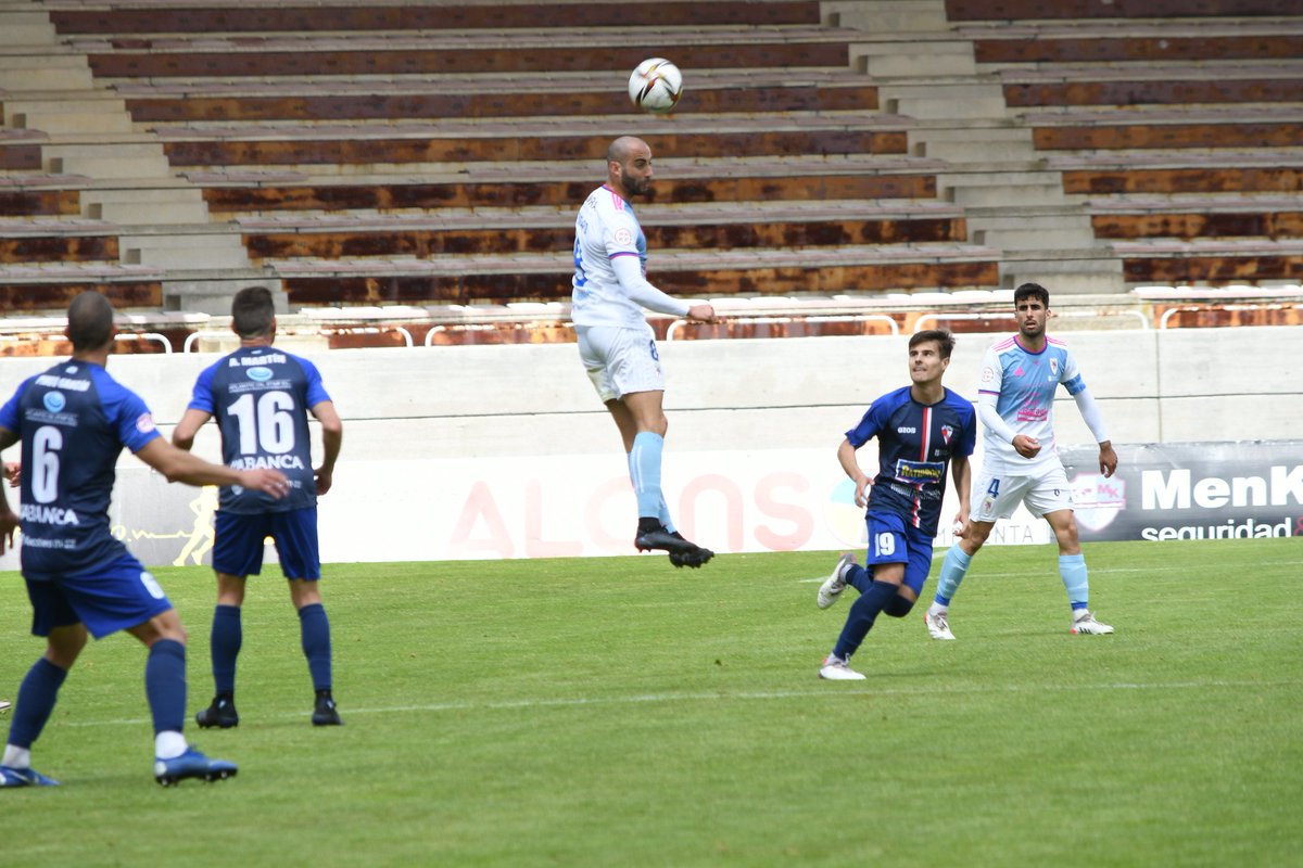 #ComposArosa

El último enfrentamiento entre ambos en San Lázaro fue en 2022. En él, el Compos se llevó los tres puntos gracias a los goles de Pablo Durán y Samu, de penalti en el 94.