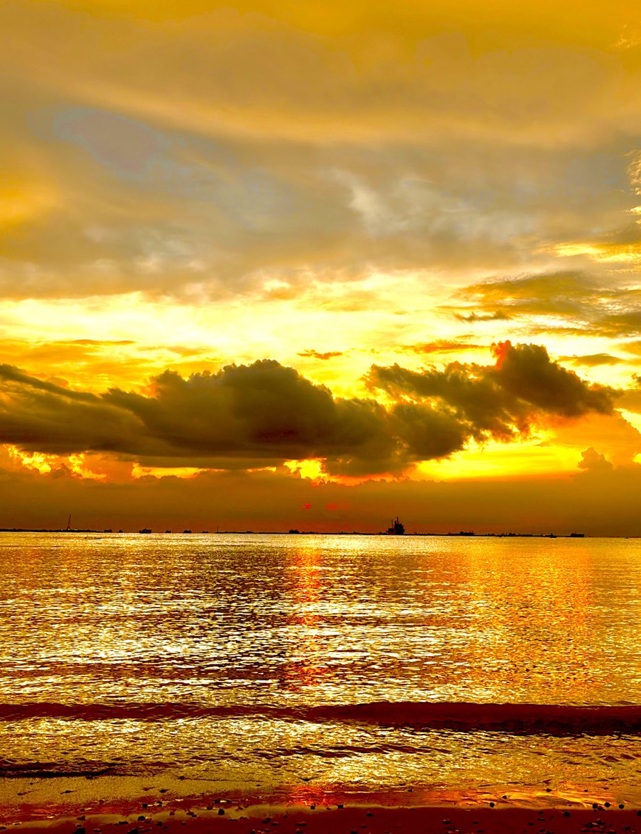 adityajanu's tweet photo. Kahel na langit &amp; Kalimbahin na langit. 
Pantai deket condo langitnya pertama orange terus mendadak pink. Gak nyesel kemaren random jalan kaki buat sunset. Setelah weekend terbitlah hari senin! Hello Monday! https://t.co/7oeT8wY2Cn