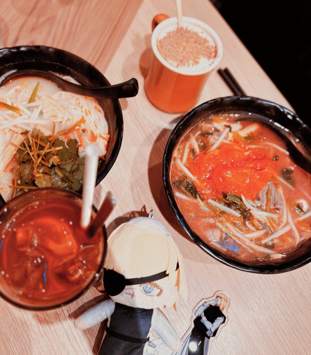 milkbany's tweet photo. 美味しい米麺のところにも連れて行ってもらった！麻辣の味がとても良かった〜🥺次はトッピングしまくりたいな🥚また食べた���な。バデぬいのケースとかお洋服買わなきゃ😱 https://t.co/1KK6YL8CZX
