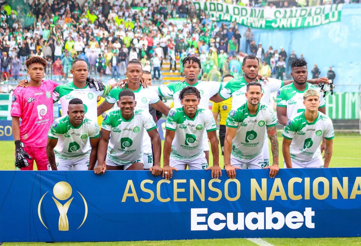 AscensoEcuador's tweet photo. ¡UN EQUIPO DE PRIMERA! 🔝🅱️💪🏻

🟢⚪️ Liga de Portoviejo consigue el 𝐀𝐒𝐂𝐄𝐍𝐒𝐎 a la 𝐒𝐄𝐑𝐈𝐄 𝐁 𝟐𝟎𝟐𝟔 🇪🇨.

Después de 4 temporadas en el Ascenso Nacional están de regreso.

📸: @LDUPoficial 

#AscensoEcuador #ElohimSport https://t.co/O1Pu7fkbqT