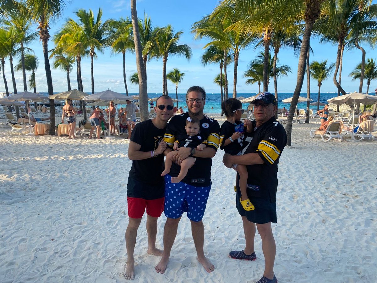 capppcicero's tweet photo. #NFLEnTelevisa  ¡Saludos! #HereWeGo https://t.co/n8x0LnCyvR