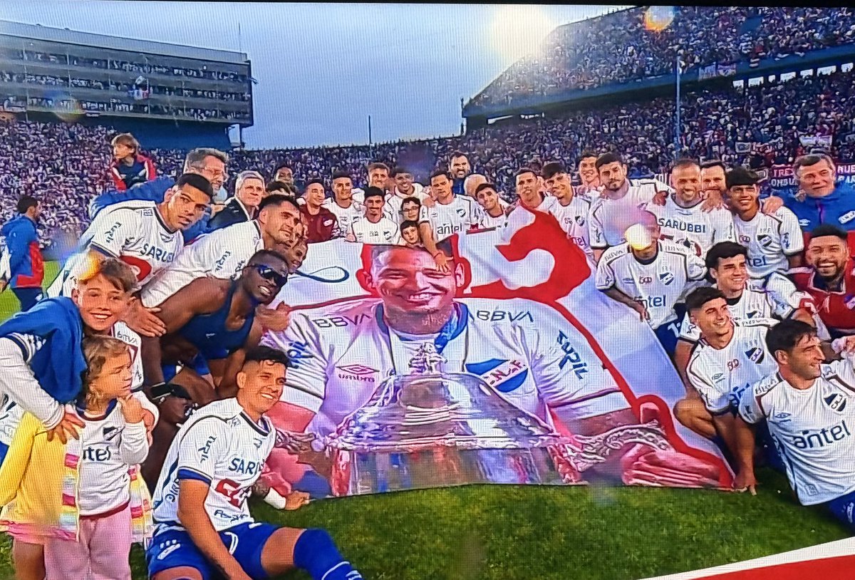 leo_sanguinetti's tweet photo. ¿La foto del domingo?, la foto del domingo. Nacional campeón con memoria. https://t.co/lv3h67onWd