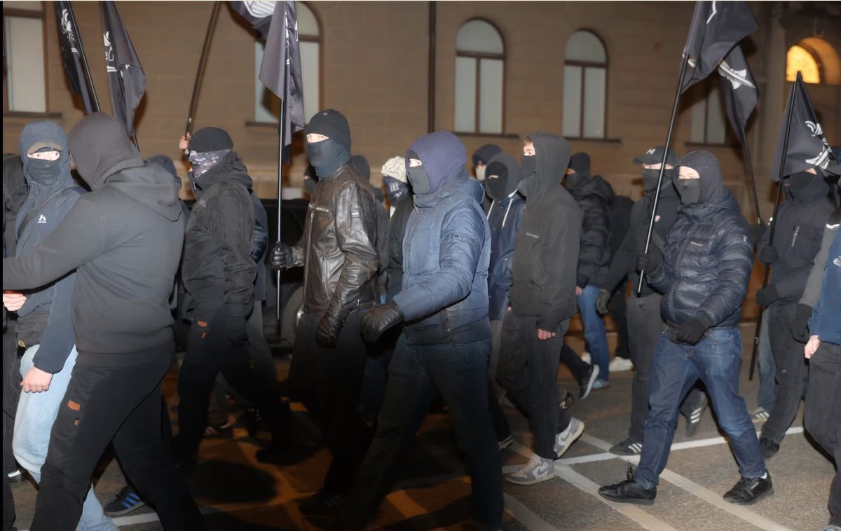 Grabbarna med niqab😅