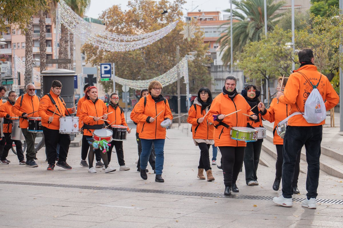 Avui hem celebrat l’acte central del Dia Internacional de les Persones amb Discapacitat, recordant que la ciutat creix quan tothom hi pot participar plenament. Seguim treballant per una Santa Coloma més accessible i inclusiva.

#SantaColoma #TothomAportaTothomImporta