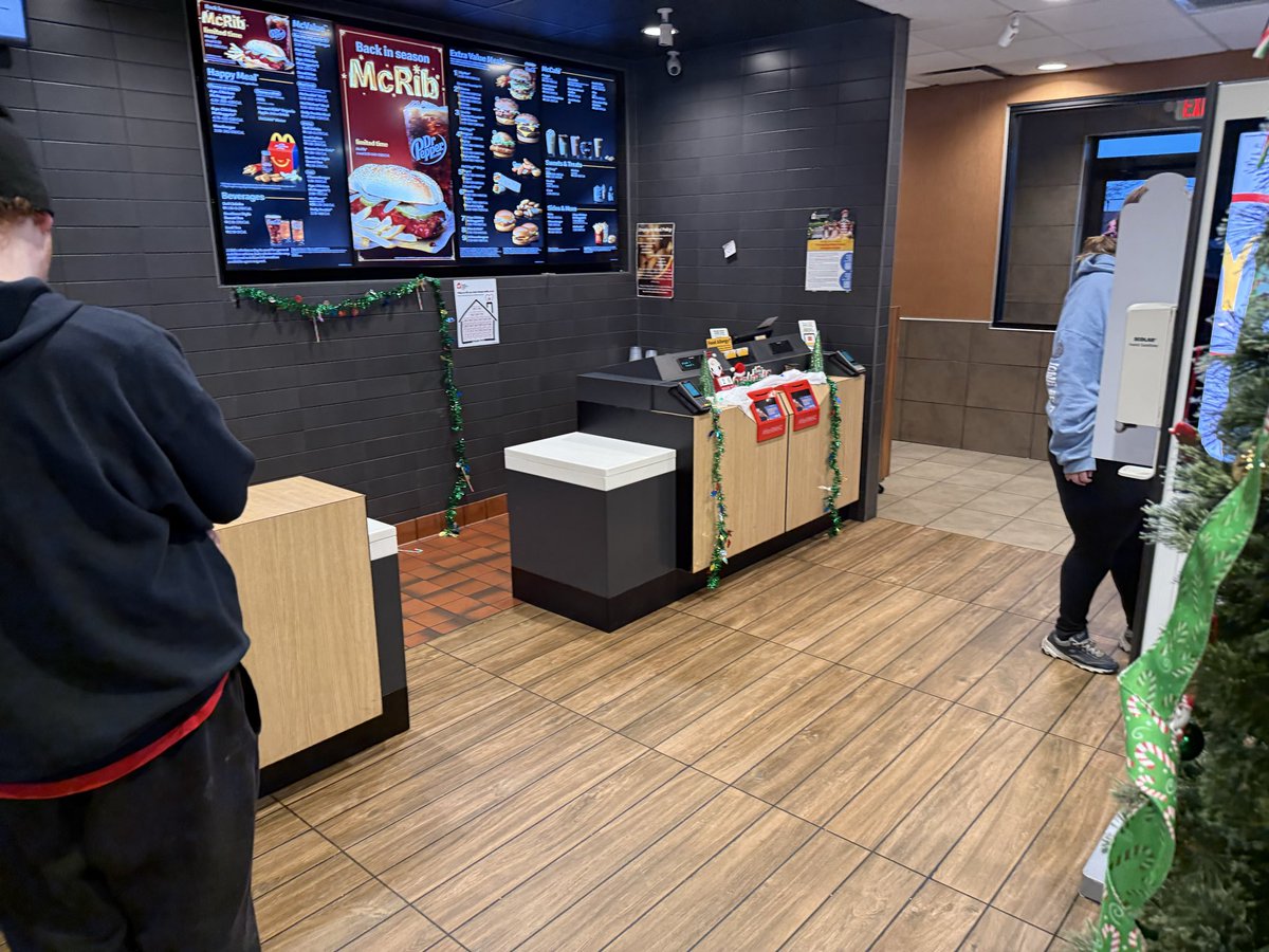 thephoph's tweet photo. @McDonalds is a shell of what it used to be… Waiting for 30 minutes outside, came inside to talk to someone. Nobody at the register. https://t.co/r8jjXaqRZ2