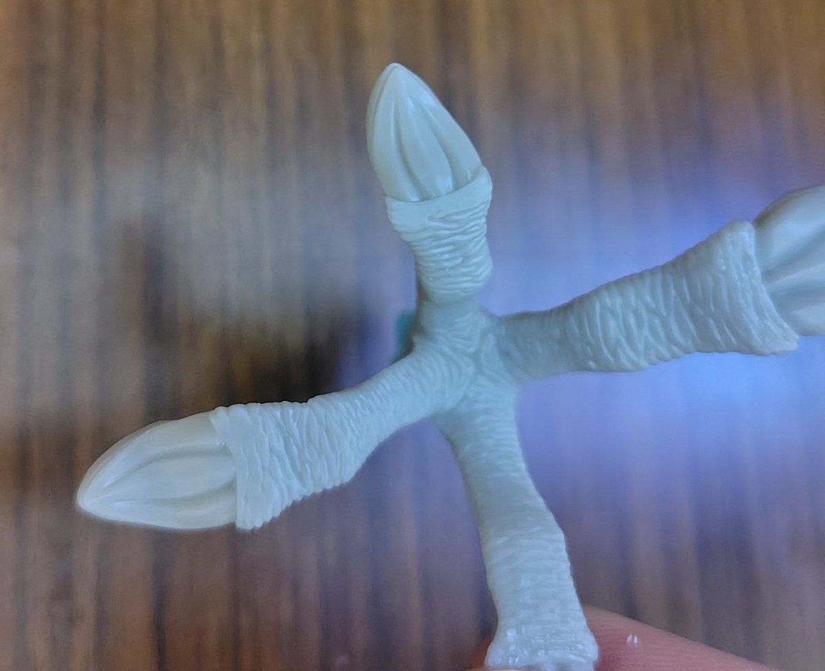 今日のヴェルビン

そんなとこ誰も見ない、と言うか見えないのですが・・・
作っている私が一番見る機会があるので気になった接地の為に無くしたと思われる足裏のディテールを追加(復活？)しました

うん、自己満足の世界ですねw(〃ω〃)

#ヴェルビン #PLAMAX