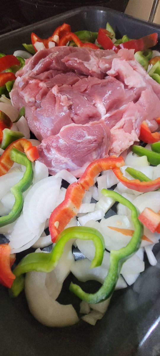 Ok, haremos una receta sencilla con carne y verduras. 
El método de cocción sea breseado, es decir la carne en cocción en un medio líquido y tapado por horas para que salga muy blanda, se va a deshacer en la boca. Comenzamos el hilo 🧵