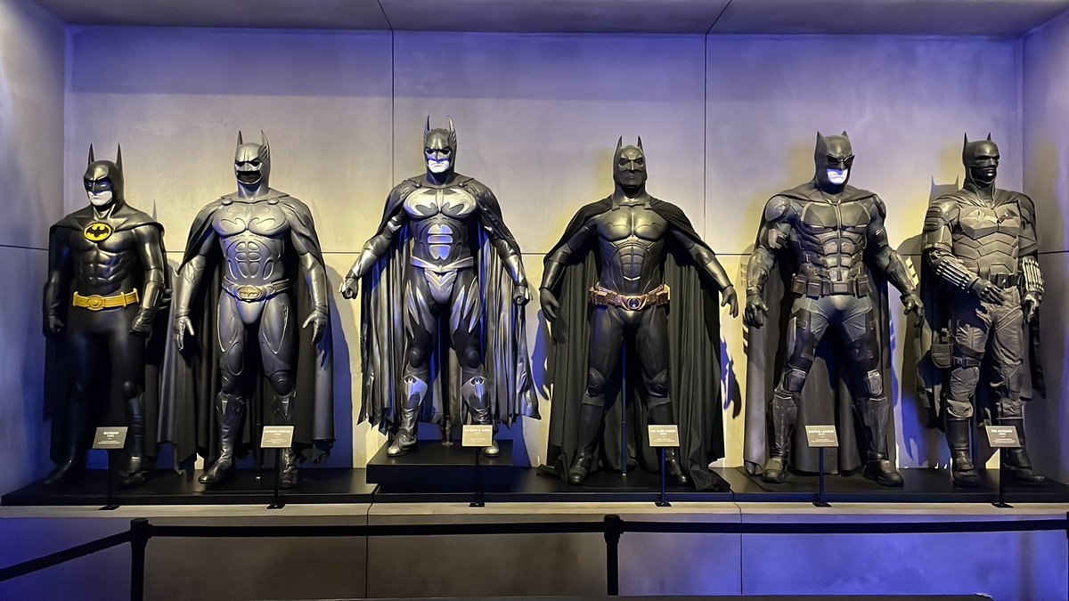 koba0762's tweet photo. 歴代バットマンのスーツも展示されてる。 https://t.co/ATqeyAiQNU