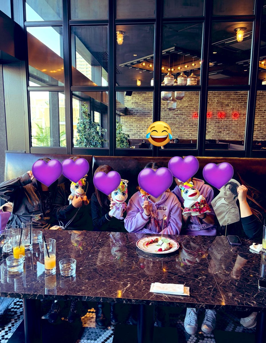 AKIRA_YUN_2's tweet photo. 昨日は推し仲間💜と…
例のお店🌈でランチ🍽️🙋♀️✨
2回目だけど〜
皆んなで来れて良かった💜
サプライズも成功⭐️✨👍
喜んでもらえて嬉しい☺️
勿論…💖直己くんが座ってた席に座った🙌🙌🙌💜
#激推しチーム直己
#THECOMMA https://t.co/jJnqMZ4Sjp