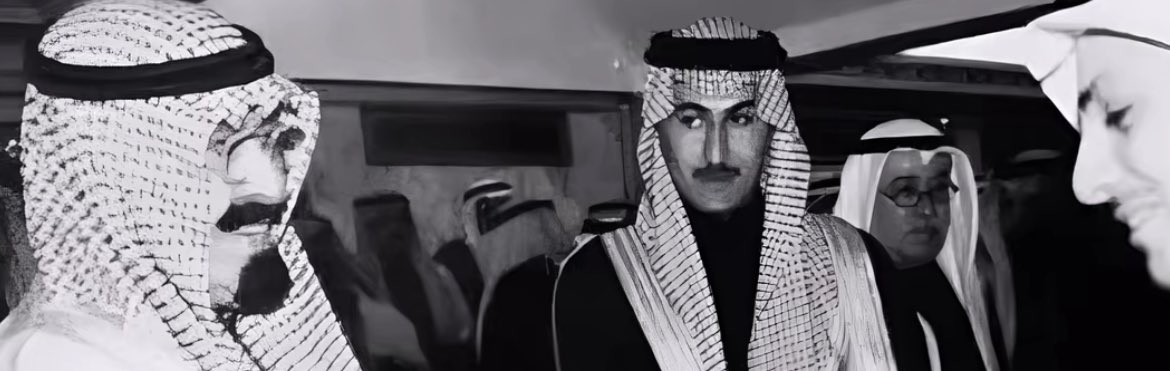 يقول ممدوح الراوي 
بمرثية للامير طلال الرشيد رحمه الله

1 يناير :

تنعاه برقا وعنزه وحرّب ومطير
وتبكي عليه المحبره والمناير

على زعيم المرجله والمناعِير 
شمّر تحزن كل واحد يناير

الخير وينه ياحمد مات الامير
الله يلعن والدين الجزاير .