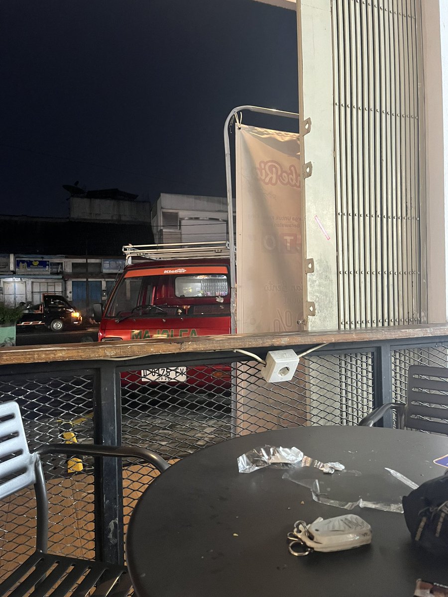 ericmrrsh's tweet image. last day, alone and shi di bandung